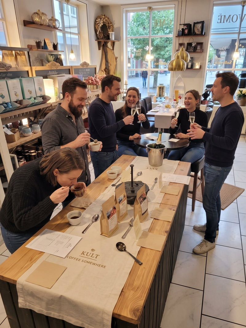 Team-Event in der Kult Rösterei: Gruppe beim Kaffeeseminar