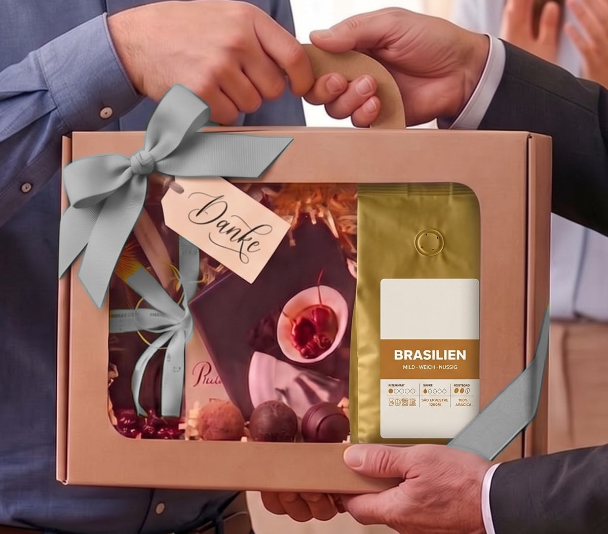 Übergabe einer Kult-Box mit Kaffee, Schokolade und Schleife