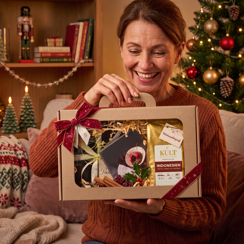 Kult-Box als Weihnachtsgeschenk in den Händen einer Kundin