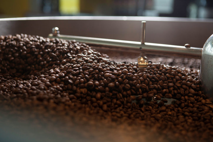 Frisch geröstete Kaffeebohnen der Kult Rösterei
