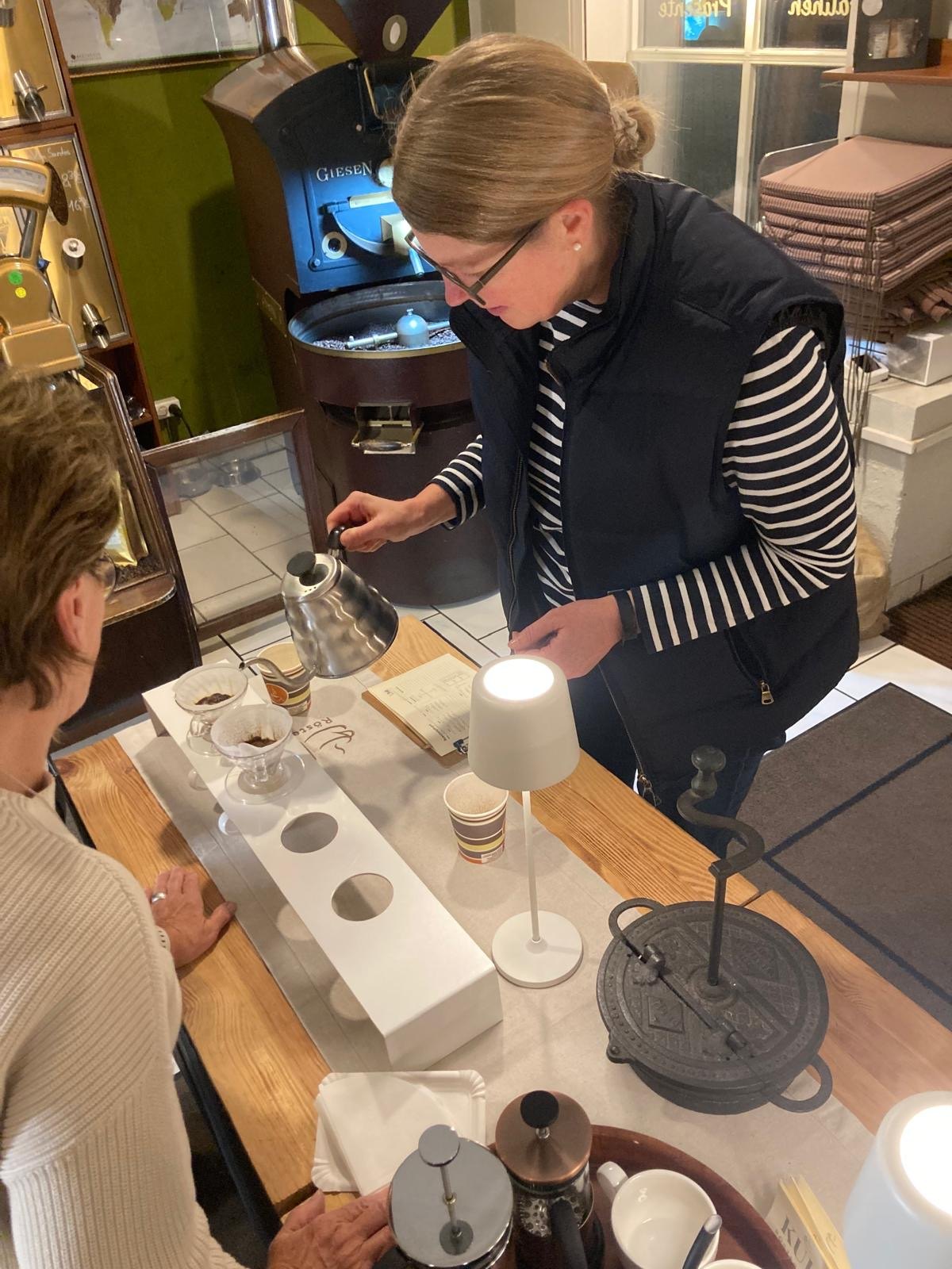 Handfilter-Zubereitung im Kaffeeseminar der Kult Rösterei