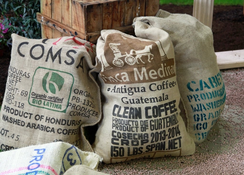 Jutesäcke mit Rohkaffee aus verschiedenen Herkunftsländern
